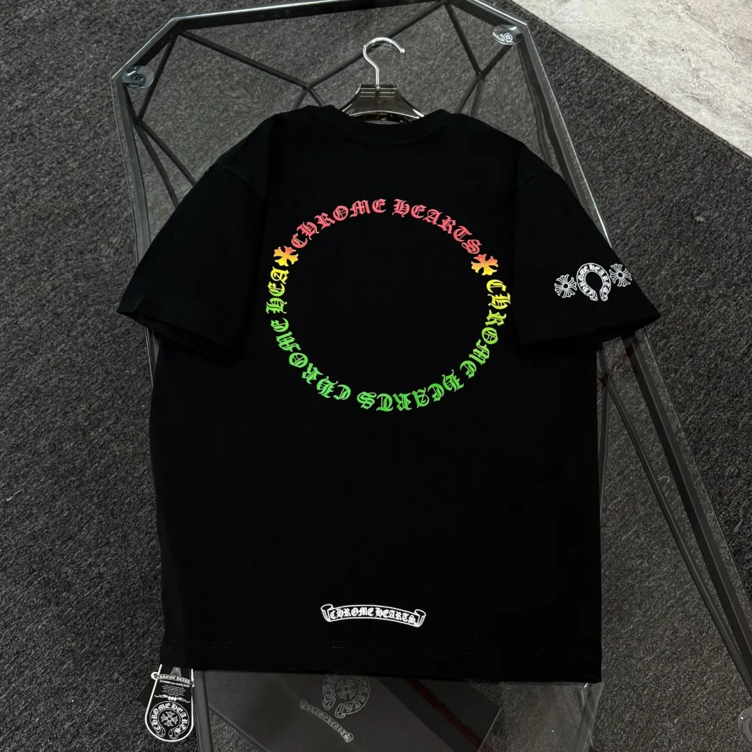 P170 Chrome Hearts Chrome Hearts 25 high version. The fabric is made of 300g high-density pure cotton. It does not deform or shrink. It has three labels. It is the same style for men and women. Technology: Gradient digital printing. Color: White. Black. SIZE: S-XL.